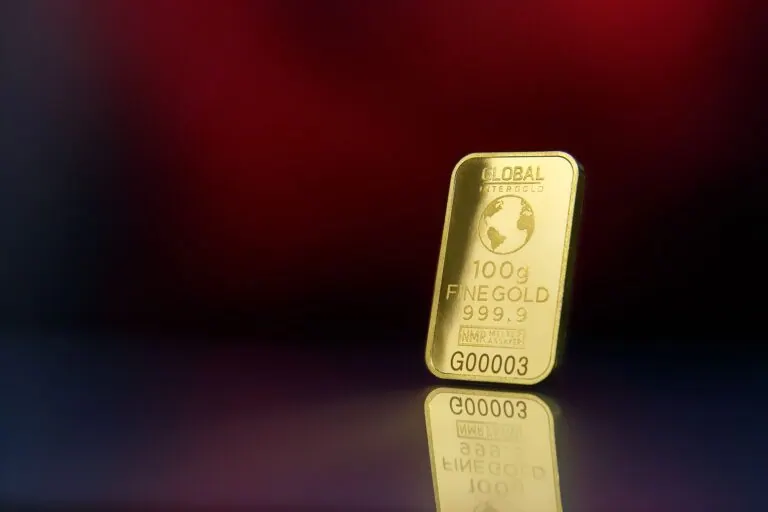 100 gram gold bar on a red background